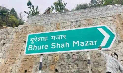 Dehradun: देवभूमि गेट पर मजार बोर्ड हटाने की कार्रवाई Dehradun: देवभूमि गेट पर मजार बोर्ड हटाने की कार्रवाई