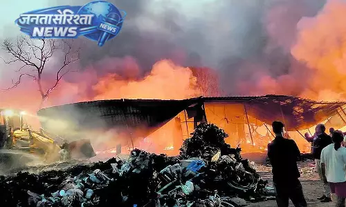 Karnataka : प्लास्टिक रीसाइक्लिंग गोदाम में आग लग गई Karnataka : प्लास्टिक रीसाइक्लिंग गोदाम में आग लग गई