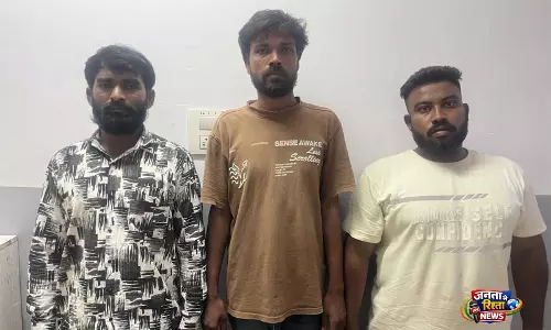 Telangana: पुलिस ने हथियार रखने के आरोप में 3 लोगों को गिरफ्तार किया, मुख्य आरोपी 40 मामलों से जुड़ा Telangana: पुलिस ने हथियार रखने के आरोप में 3 लोगों को गिरफ्तार किया, मुख्य आरोपी 40 मामलों से जुड़ा