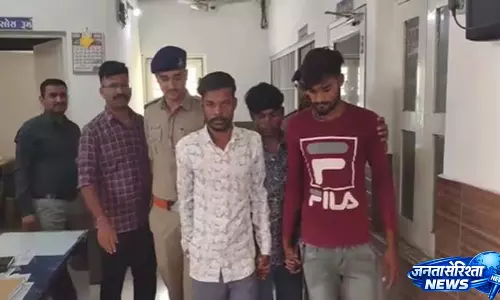 तीन भाइयों ने लड़की पर दो घंटे तक Belts से हमला किया तीन भाइयों ने लड़की पर दो घंटे तक Belts से हमला किया