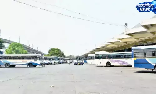 Telangana: इंटर-स्टेट ऑपरेटर फ़ायदा उठा रहे हैं जबकि बसें सड़कों से नदारद हैं Telangana: इंटर-स्टेट ऑपरेटर फ़ायदा उठा रहे हैं जबकि बसें सड़कों से नदारद हैं