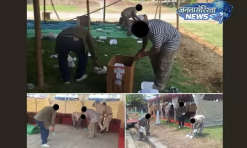 Manipur : पुलिस ने कर्फ्यू तोड़ने वाले 12 लोगों पर कम्युनिटी सर्विस का जुर्माना लगाया Manipur : पुलिस ने कर्फ्यू तोड़ने वाले 12 लोगों पर कम्युनिटी सर्विस का जुर्माना लगाया