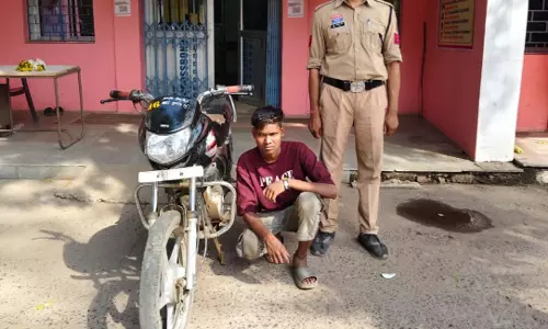 चोरी की मोटरसाइकिल के साथ आरोपी गिरफ्तार, पुलिस की कार्रवाई चोरी की मोटरसाइकिल के साथ आरोपी गिरफ्तार, पुलिस की कार्रवाई