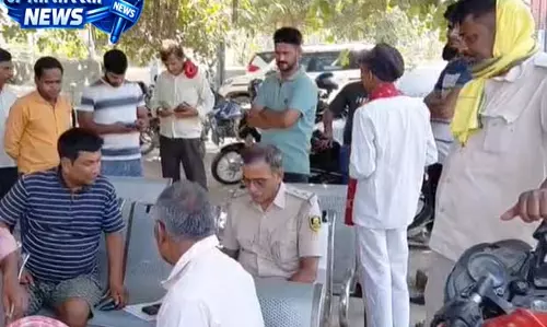 बिजली के पोल से टकराई तेज रफ्तार कार, शिक्षक की मौत