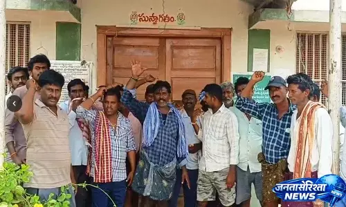 Burgampahad के किसानों ने अनाज खरीद में देरी को लेकर विरोध प्रदर्शन किया Burgampahad के किसानों ने अनाज खरीद में देरी को लेकर विरोध प्रदर्शन किया