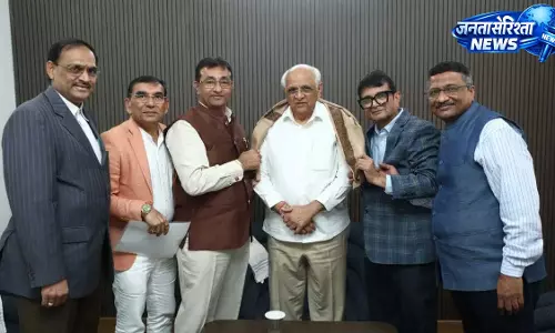 सूरत में चैंबर का मुख्यमंत्री को इंडस्ट्री मुद्दों पर प्रेजेंटेशन सूरत में चैंबर का मुख्यमंत्री को इंडस्ट्री मुद्दों पर प्रेजेंटेशन