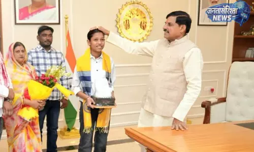 CM ने MP बोर्ड 10वीं टॉपर प्रतिभा सिंह सोलंकी को ₹1 लाख पुरस्कार दिया