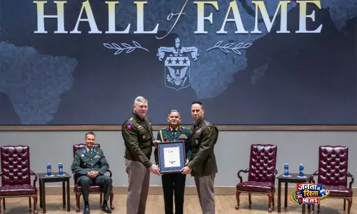 COAS जनरल द्विवेदी को US आर्मी वॉर कॉलेज इंटरनेशनल हॉल ऑफ़ फ़ेम में शामिल किया गया COAS जनरल द्विवेदी को US आर्मी वॉर कॉलेज इंटरनेशनल हॉल ऑफ़ फ़ेम में शामिल किया गया