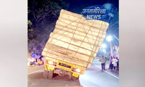 Kerala : हाईवे पर एक लकड़ी का ट्रक पलट गया Kerala : हाईवे पर एक लकड़ी का ट्रक पलट गया