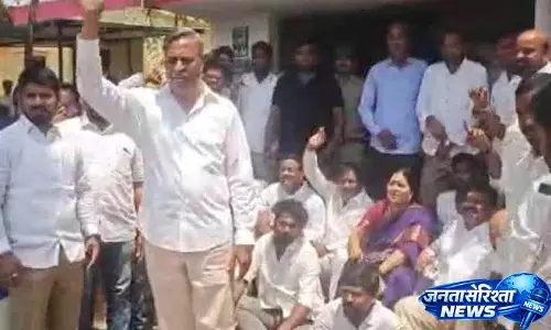 Sabita Indra Reddy गिरफ्तार.. MLA पल्ला रघुनाथपल्ली पुलिस स्टेशन के सामने धरना दे रहे Sabita Indra Reddy गिरफ्तार.. MLA पल्ला रघुनाथपल्ली पुलिस स्टेशन के सामने धरना दे रहे