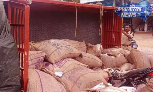 Kerala :राशन ले जा रही मिनी लॉरी पलटी, बाइक सवार घायल