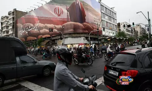 Iran में भारतीय दूतावास ने नागरिकों से हवाई या ज़मीनी यात्रा से बचने की अपील की Iran में भारतीय दूतावास ने नागरिकों से हवाई या ज़मीनी यात्रा से बचने की अपील की