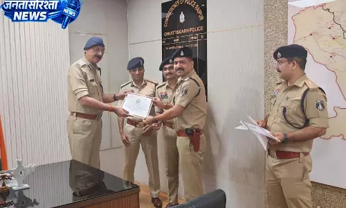 रायपुर पुलिस कमिश्नर ने पश्चिम जोन के पुलिसकर्मियों को “कॉप ऑफ द मंथ” से किया सम्मानित