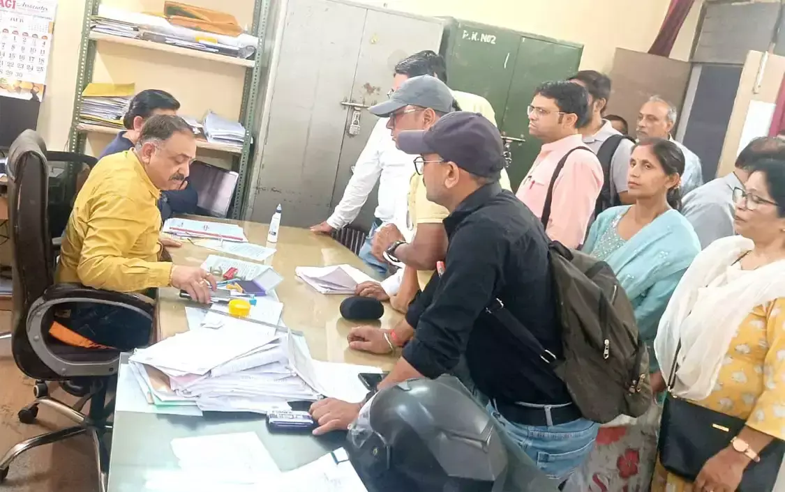 Haridwar: ड्यूटी में अनियमितता पर शिक्षकों का आक्रोश Haridwar: ड्यूटी में अनियमितता पर शिक्षकों का आक्रोश