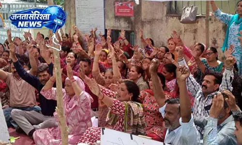 Jammu: पेंसिल कर्मचारियों की हड़ताल का 10वां दिन, समाधान का इंतजार Jammu: पेंसिल कर्मचारियों की हड़ताल का 10वां दिन, समाधान का इंतजार