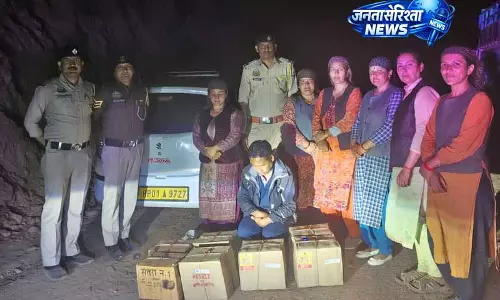 Jubbal में अवैध शराब और चिट्टा के खिलाफ महिला समूह ने अभियान चलाया Jubbal में अवैध शराब और चिट्टा के खिलाफ महिला समूह ने अभियान चलाया