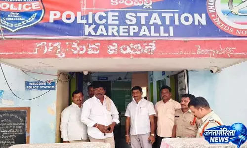 नरसंपेट के पूर्व MLA पेड्डी सुदर्शन रेड्डी को करेपल्ली PS में हिरासत में लिया गया नरसंपेट के पूर्व MLA पेड्डी सुदर्शन रेड्डी को करेपल्ली PS में हिरासत में लिया गया