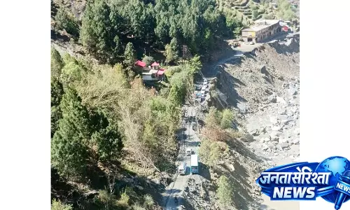 Chamba-Bharmour हाईवे पर लैंडस्लाइड कम करने के काम के लिए ट्रैफिक को बीच में रोका गया Chamba-Bharmour हाईवे पर लैंडस्लाइड कम करने के काम के लिए ट्रैफिक को बीच में रोका गया