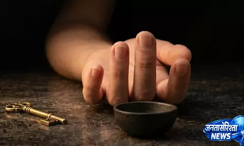 रिजल्ट के बाद गुमसुम हुई छात्रा, कुछ घंटों में उठा लिया खतरनाक कदम रिजल्ट के बाद गुमसुम हुई छात्रा, कुछ घंटों में उठा लिया खतरनाक कदम