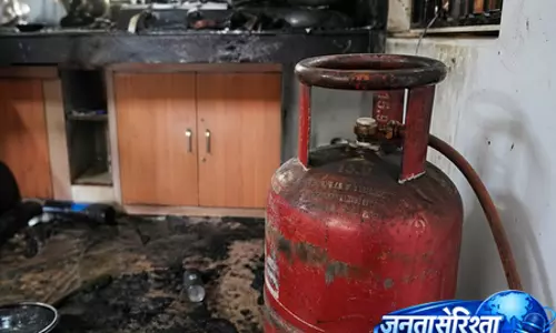 सिलेंडर विस्फोट से एक की मौत, पत्नी गंभीर रूप से घायल सिलेंडर विस्फोट से एक की मौत, पत्नी गंभीर रूप से घायल