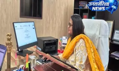कलेक्टर प्रजापति ने स्वयं की स्व-गणना, नागरिकों को डिजिटल भागीदारी का दिया संदेश कलेक्टर प्रजापति ने स्वयं की स्व-गणना, नागरिकों को डिजिटल भागीदारी का दिया संदेश