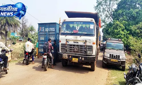 दंतेवाड़ा में भारी वाहनों के आवागमन से ग्रामीणों में चिंता, यातायात बाधित होने का मामला दंतेवाड़ा में भारी वाहनों के आवागमन से ग्रामीणों में चिंता, यातायात बाधित होने का मामला