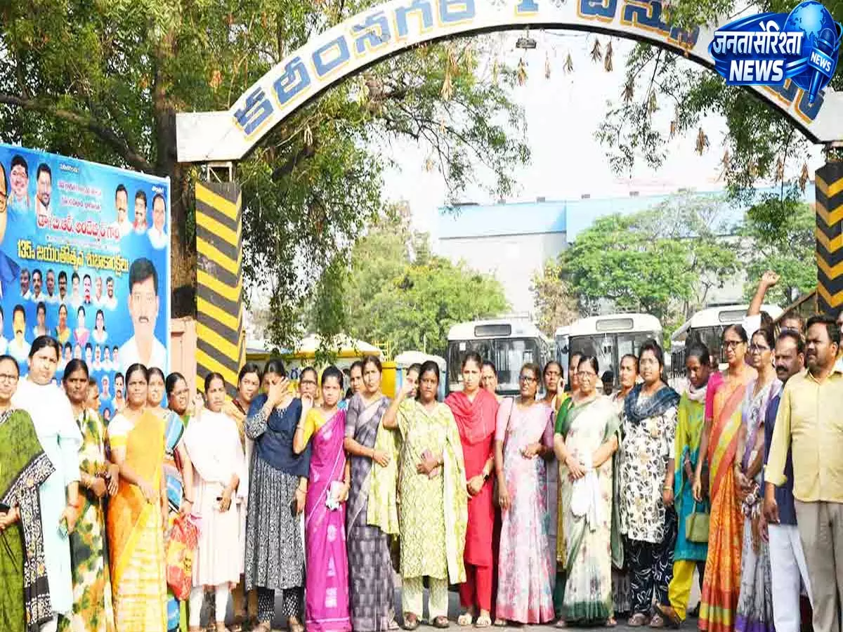 Hyderabad: ड्राइवरों की मौत और आत्महत्या की कोशिशों के बाद TGSRTC की हड़ताल तेज हो गई Hyderabad: ड्राइवरों की मौत और आत्महत्या की कोशिशों के बाद TGSRTC की हड़ताल तेज हो गई