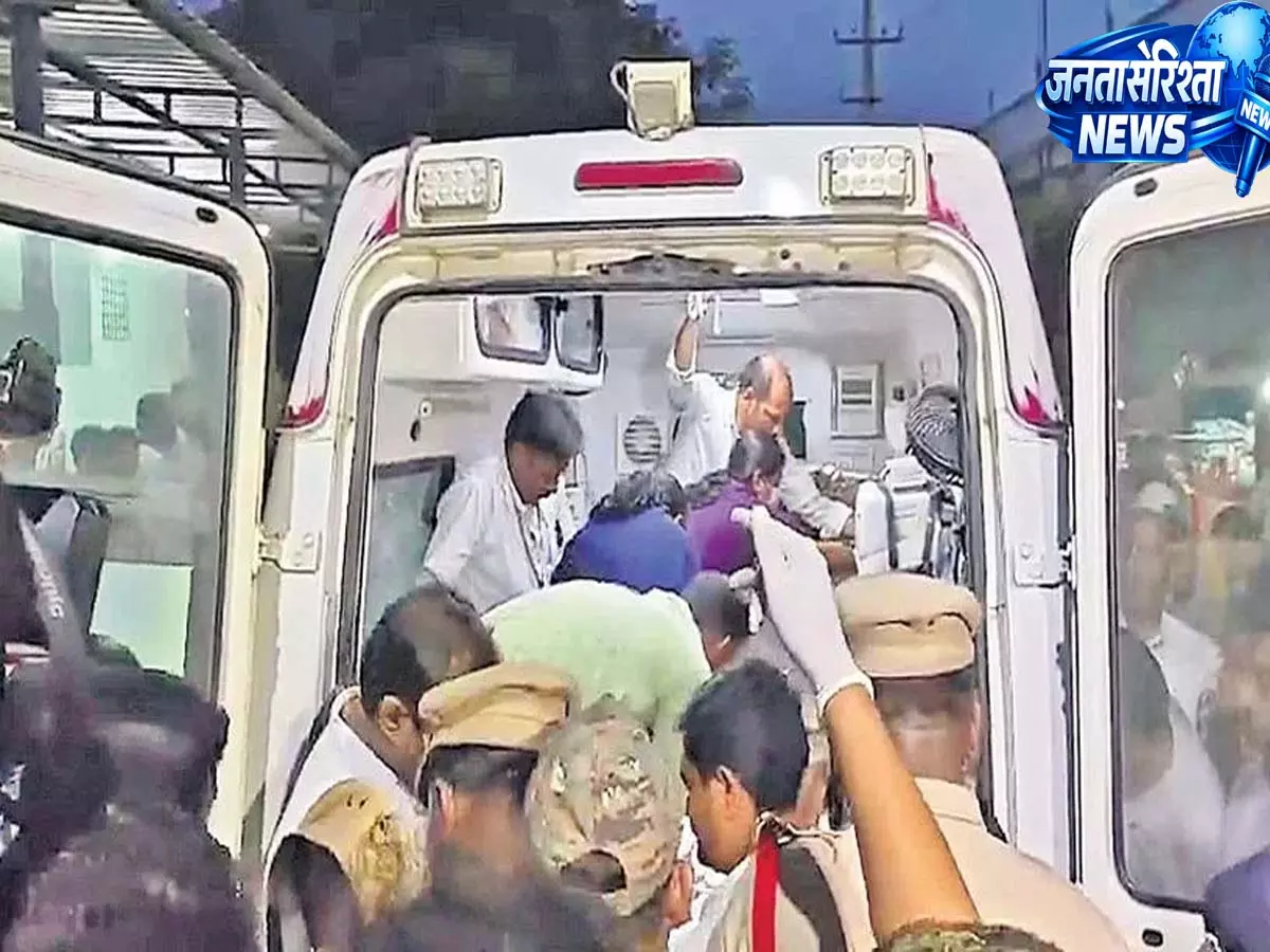Tragic incident in Warangal: RTC ड्राइवर 80% झुलसा, इलाज के लिए हैदराबाद रेफर Tragic incident in Warangal: RTC ड्राइवर 80% झुलसा, इलाज के लिए हैदराबाद रेफर