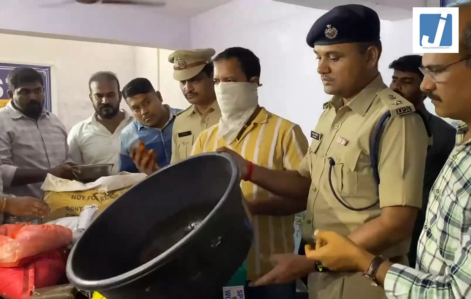 नकली तेल, पनीर, टूथपेस्ट, और इंजेक्शन के बाद अब मिलावटी चाय पत्ती...10 लोग गिरफ्तार नकली तेल, पनीर, टूथपेस्ट, और इंजेक्शन के बाद अब मिलावटी चाय पत्ती...10 लोग गिरफ्तार