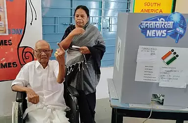 102 साल की उम्र में CM के मामा ने पोलिंग बूथ पहुंचकर डाला वोट 102 साल की उम्र में CM के मामा ने पोलिंग बूथ पहुंचकर डाला वोट