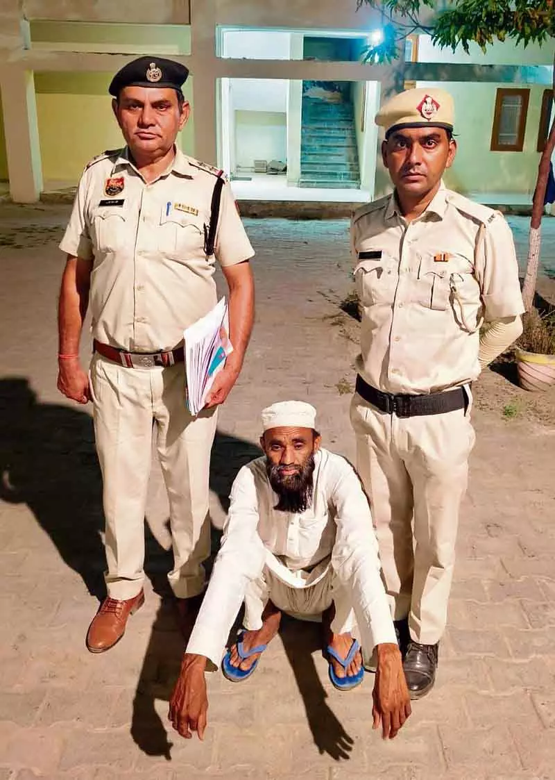 Gurugram जज का ड्राइवर बनकर घूम रहा व्यक्ति गिरफ्तार Gurugram जज का ड्राइवर बनकर घूम रहा व्यक्ति गिरफ्तार