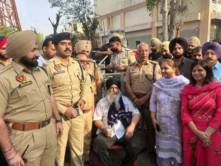 18 महीने बाद टावर से उतरे गुरजीत सिंह खालसा, बेअदबी कानून की मांग को लेकर कर रहे थे प्रदर्शन 18 महीने बाद टावर से उतरे गुरजीत सिंह खालसा, बेअदबी कानून की मांग को लेकर कर रहे थे प्रदर्शन