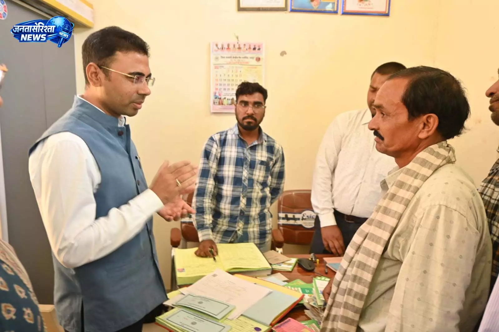 कलेक्टर ने किसानों से की चर्चा, शासन की योजना का लाभ लेने किया प्रोत्साहित कलेक्टर ने किसानों से की चर्चा, शासन की योजना का लाभ लेने किया प्रोत्साहित