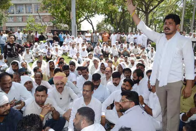 युवक की हत्या पर Karnal में राजपूत समुदाय ने किया विरोध प्रदर्शन, न्याय की मांग युवक की हत्या पर Karnal में राजपूत समुदाय ने किया विरोध प्रदर्शन, न्याय की मांग