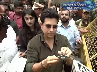 Sachin ने अपने फैंस के साथ सेल्फी लेकर अपना जन्मदिन मनाया Sachin ने अपने फैंस के साथ सेल्फी लेकर अपना जन्मदिन मनाया