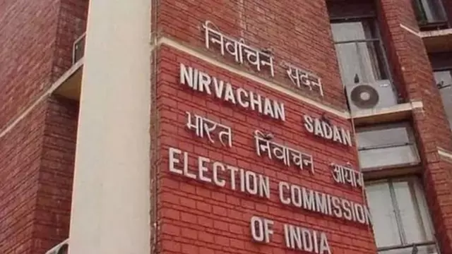 Kolkata: हिंगलगंज में कार्रवाई, चुनाव आयोग ने ओसी को हटाया Kolkata: हिंगलगंज में कार्रवाई, चुनाव आयोग ने ओसी को हटाया