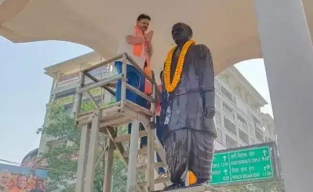 Varanasi: रविन्द्र जायसवाल ने सरदार वल्लभभाई पटेल की मूर्ति की सफाई की Varanasi: रविन्द्र जायसवाल ने सरदार वल्लभभाई पटेल की मूर्ति की सफाई की