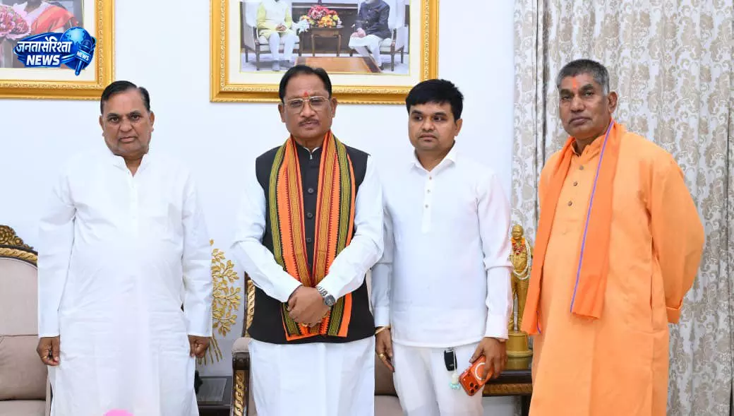 CM साय से मिले मध्य प्रदेश मछुआ कल्याण बोर्ड के अध्यक्ष सीताराम बॉथम CM साय से मिले मध्य प्रदेश मछुआ कल्याण बोर्ड के अध्यक्ष सीताराम बॉथम