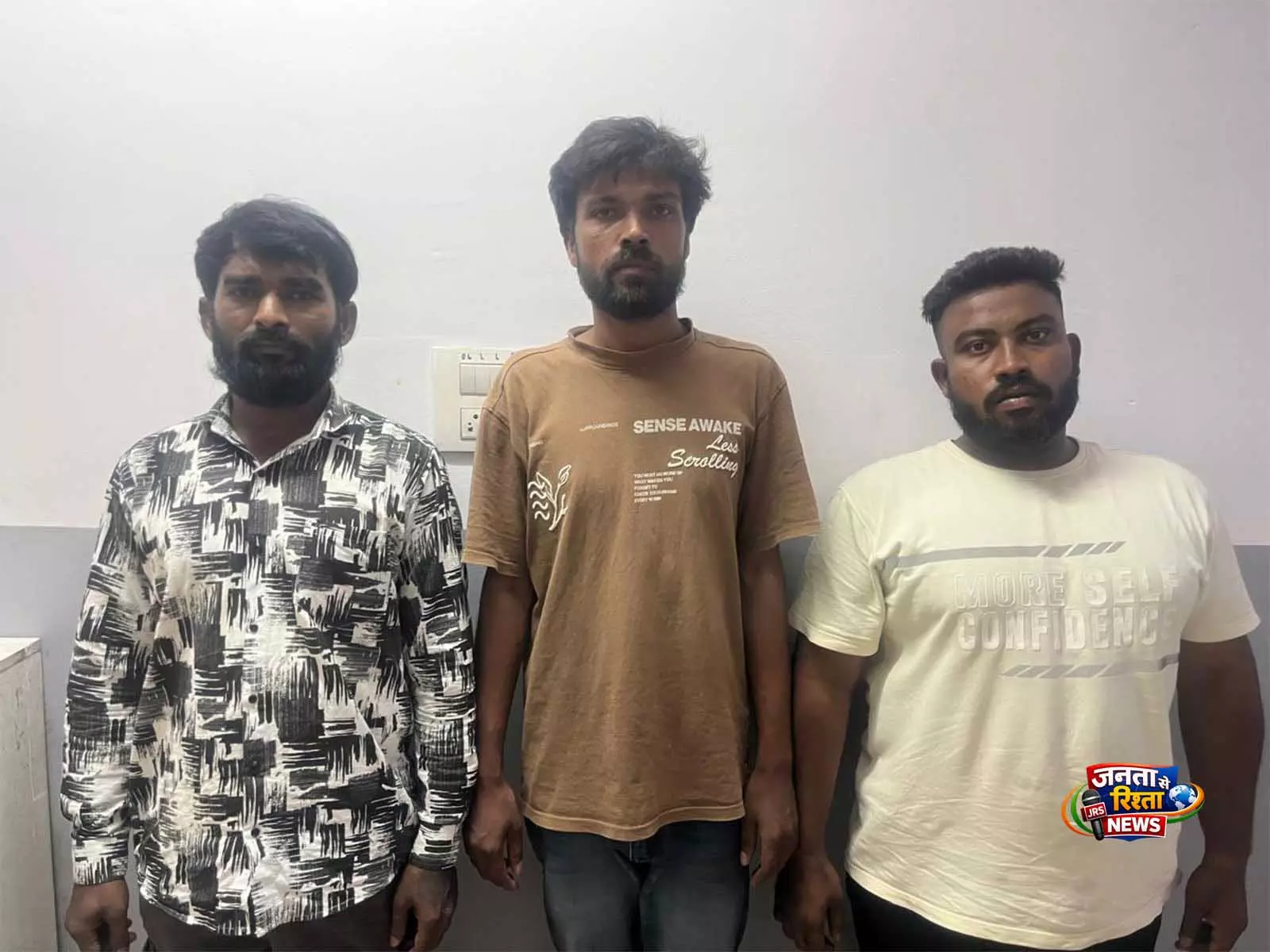 Telangana: पुलिस ने हथियार रखने के आरोप में 3 लोगों को गिरफ्तार किया, मुख्य आरोपी 40 मामलों से जुड़ा Telangana: पुलिस ने हथियार रखने के आरोप में 3 लोगों को गिरफ्तार किया, मुख्य आरोपी 40 मामलों से जुड़ा