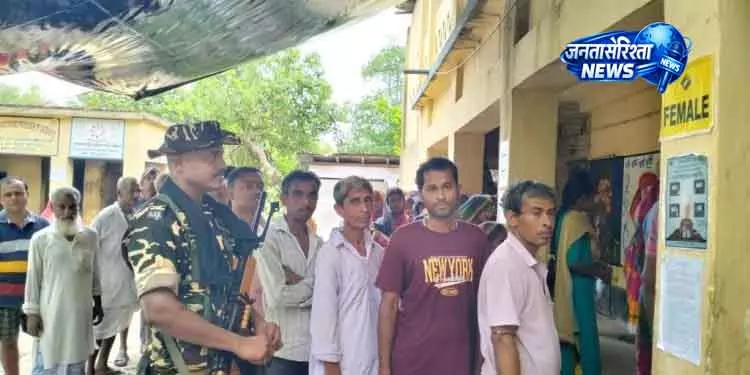 Odisha के ग्रामीणों ने पश्चिम बंगाल चुनाव में वोट डाला Odisha के ग्रामीणों ने पश्चिम बंगाल चुनाव में वोट डाला