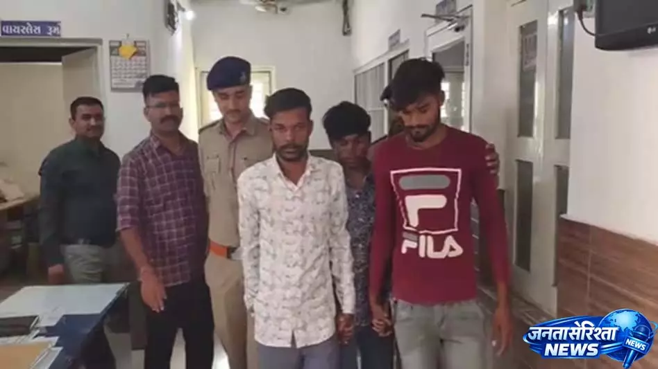 तीन भाइयों ने लड़की पर दो घंटे तक Belts से हमला किया तीन भाइयों ने लड़की पर दो घंटे तक Belts से हमला किया