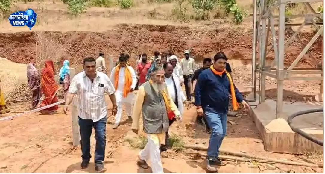 लौह खदान में घटना होने पर बिफरे बीजेपी सांसद, प्रबंधन को गालियां दी लौह खदान में घटना होने पर बिफरे बीजेपी सांसद, प्रबंधन को गालियां दी