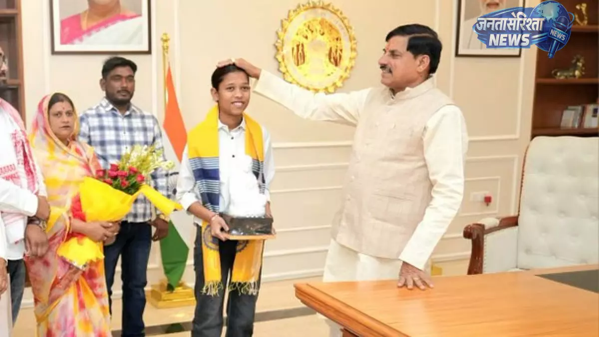 CM ने MP बोर्ड 10वीं टॉपर प्रतिभा सिंह सोलंकी को ₹1 लाख पुरस्कार दिया CM ने MP बोर्ड 10वीं टॉपर प्रतिभा सिंह सोलंकी को ₹1 लाख पुरस्कार दिया