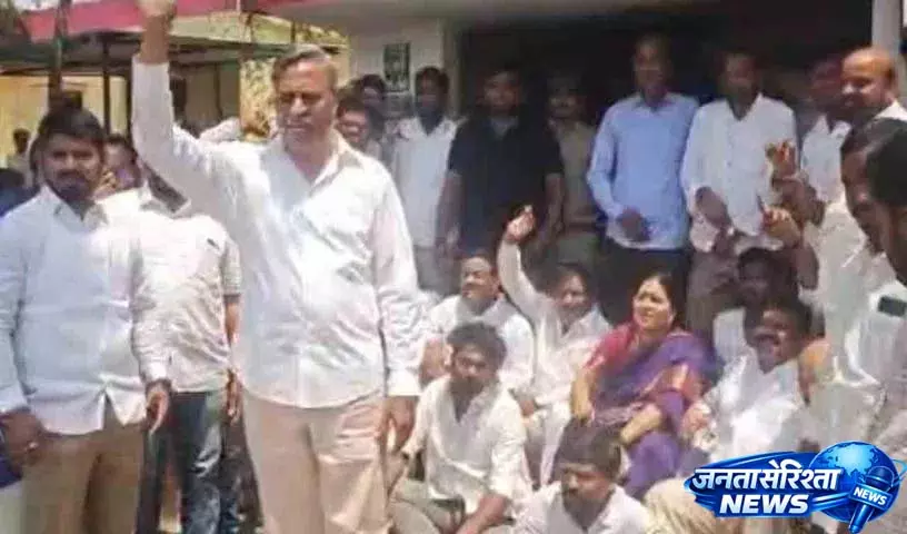 Sabita Indra Reddy गिरफ्तार.. MLA पल्ला रघुनाथपल्ली पुलिस स्टेशन के सामने धरना दे रहे Sabita Indra Reddy गिरफ्तार.. MLA पल्ला रघुनाथपल्ली पुलिस स्टेशन के सामने धरना दे रहे