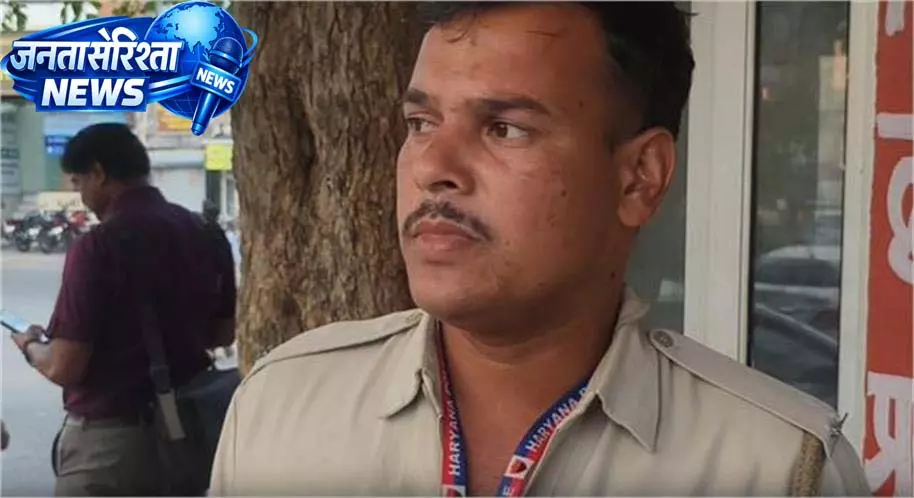 कैंप चौक पर युवक का हंगामा, बहन से मारपीट के बाद ट्रैफिक बूथ में तोड़फोड़ कैंप चौक पर युवक का हंगामा, बहन से मारपीट के बाद ट्रैफिक बूथ में तोड़फोड़