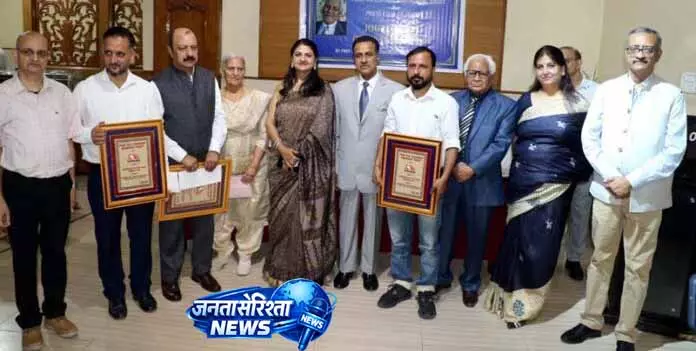 Justice Palli ने पत्रकारिता में उत्कृष्टता के लिए अवॉर्ड्स प्रदान किए Justice Palli ने पत्रकारिता में उत्कृष्टता के लिए अवॉर्ड्स प्रदान किए