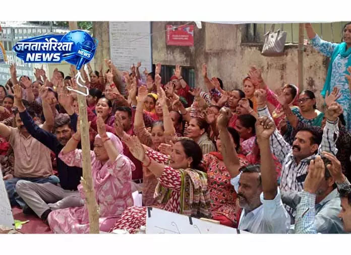 Jammu: पेंसिल कर्मचारियों की हड़ताल का 10वां दिन, समाधान का इंतजार Jammu: पेंसिल कर्मचारियों की हड़ताल का 10वां दिन, समाधान का इंतजार