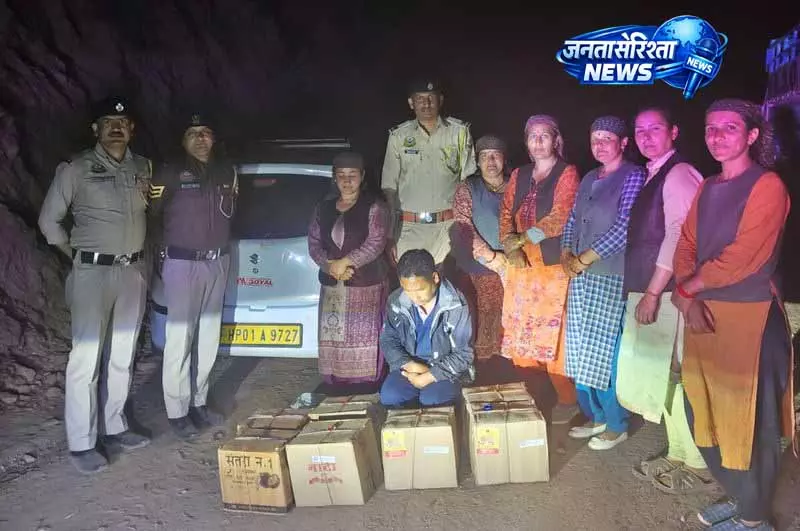 Jubbal में अवैध शराब और चिट्टा के खिलाफ महिला समूह ने अभियान चलाया Jubbal में अवैध शराब और चिट्टा के खिलाफ महिला समूह ने अभियान चलाया