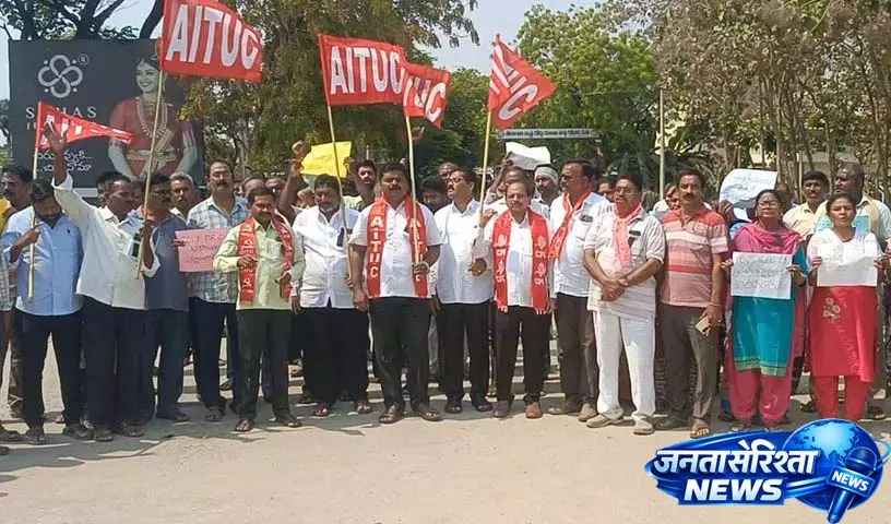 कोडाडा: RTC लेबर लीडर्स की हड़ताल जारी, सरकार में मर्जर की मांग कोडाडा: RTC लेबर लीडर्स की हड़ताल जारी, सरकार में मर्जर की मांग