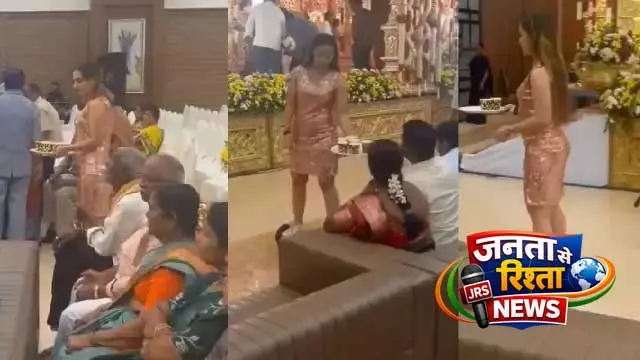 शादी में होवरबोर्ड वेट्रेस का Video वायरल, सोशल मीडिया पर मिली मिली-जुली प्रतिक्रिया शादी में होवरबोर्ड वेट्रेस का Video वायरल, सोशल मीडिया पर मिली मिली-जुली प्रतिक्रिया